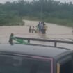 Tangkapan layar momen penyelematan motor salah satu siswa SMAN 1 Sebuku yang hanyut terseret banjir saat nekat menerobos jalan menuju sekolah,