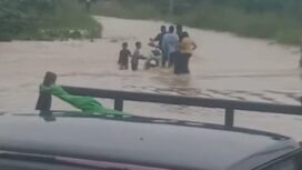 Tangkapan layar momen penyelematan motor salah satu siswa SMAN 1 Sebuku yang hanyut terseret banjir saat nekat menerobos jalan menuju sekolah,