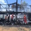 Sejumlah petugas Damkar mendinginkan api yang membakar habis rumah Lansia Sahima (70), warga Pulau Sebatik. Api diduga berasal dari korsleting listrik,
