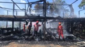 Sejumlah petugas Damkar mendinginkan api yang membakar habis rumah Lansia Sahima (70), warga Pulau Sebatik. Api diduga berasal dari korsleting listrik,