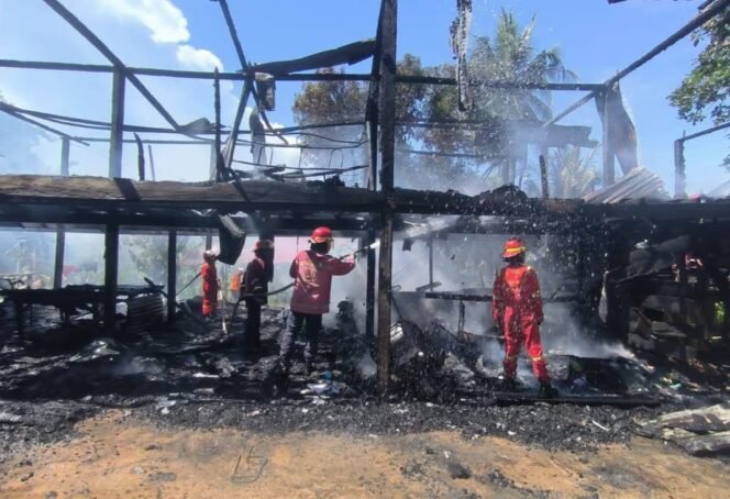 
					Sejumlah petugas Damkar mendinginkan api yang membakar habis rumah Lansia Sahima (70), warga Pulau Sebatik. Api diduga berasal dari korsleting listrik,