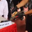 Polisi menunjukkan barang bukti sabu sabu dalam perut ikan, pada jumpa pers di Mapolres Tarakan, Sabtu (10/5/2025). Sabu sabu sebanyak 60 bungkus atau seberat 3,2 Kg dibawa ke Pinrang Sulsel menggunakan KM Bukit Siguntang,
