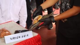 Polisi menunjukkan barang bukti sabu sabu dalam perut ikan, pada jumpa pers di Mapolres Tarakan, Sabtu (10/5/2025). Sabu sabu sebanyak 60 bungkus atau seberat 3,2 Kg dibawa ke Pinrang Sulsel menggunakan KM Bukit Siguntang,
