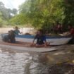 Warga Desa Tinampak mencari keberadaan Lukas yang hilang saat mandi di kali, Selasa (13/5/2025).