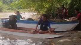 Warga Desa Tinampak mencari keberadaan Lukas yang hilang saat mandi di kali, Selasa (13/5/2025).