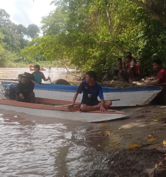 
					Warga Desa Tinampak mencari keberadaan Lukas yang hilang saat mandi di kali, Selasa (13/5/2025).