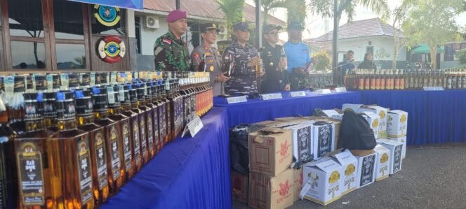 
					LANAL Nunukan menggelar jumpa pers terkait penangkapan 444 Miras Malaysia yang diselundupkan ke Nunukan melalui perairan Sei Ular,