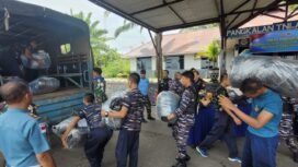 LANAL Nunukan amankan 81 koli pakaian bekas impor asal Malaysia yang dimuat KM Cahaya Nunukan