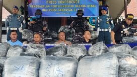 Jumpa Pers terkait penyelundupan 81 koli ballpress asal Malaysia oleh Tim SFQR LANAL Nunukan,