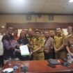 Mediasi antara PT AHL dan masyarakat Kabudaya menyoal tudingan tanaman singkong masyarakat yang mati diracun perusahaan. Mediasi berakhir damai. (Dok.Pemkab Nunukan).