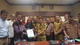 Mediasi antara PT AHL dan masyarakat Kabudaya menyoal tudingan tanaman singkong masyarakat yang mati diracun perusahaan. Mediasi berakhir damai. (Dok.Pemkab Nunukan).