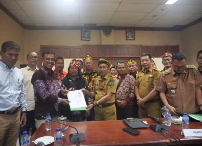 
					Mediasi antara PT AHL dan masyarakat Kabudaya menyoal tudingan tanaman singkong masyarakat yang mati diracun perusahaan. Mediasi berakhir damai. (Dok.Pemkab Nunukan).