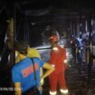 Aksi Damkar Nunukan memadamkan api di rumah Lorens, Jalan Cut Nyak Dien, Nunukan. Api diduga berasal dari korsleting listrik.