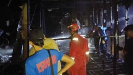 Aksi Damkar Nunukan memadamkan api di rumah Lorens, Jalan Cut Nyak Dien, Nunukan. Api diduga berasal dari korsleting listrik.