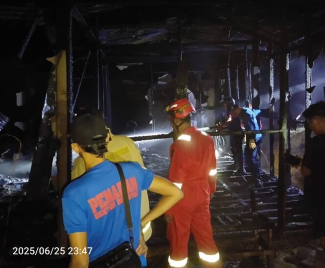 
					Aksi Damkar Nunukan memadamkan api di rumah Lorens, Jalan Cut Nyak Dien, Nunukan. Api diduga berasal dari korsleting listrik.