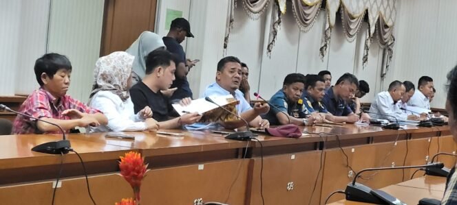
					Rapat dengar pendapat para pengusaha kapal Nunukan - Tawau. Pengusaha memprotes sanksi denda Rp 1,6 miliar yang ditagihkan Imigrasi Nunukan.