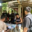 Jefendi (mengenakan kaos tanpa lengan) saat dimintai keterangan aparat keamanan.
