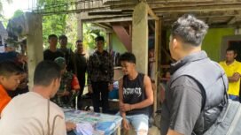 Jefendi (mengenakan kaos tanpa lengan) saat dimintai keterangan aparat keamanan.