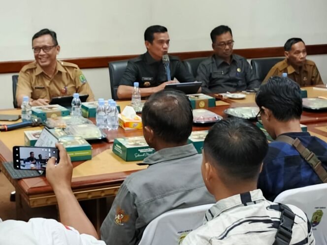 
					Jumpa pers membahas kinerja 100 hari pertama pemerintahan Irwan Sabri - Hermanus,