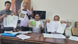 Sejumlah warga Nunukan yang mempertanyakan penyerobotan lahan oleh PT NBS. Kasus ini dibawa ke DPRD namun perusahaan dua kali mangkir tanpa penjelasan,