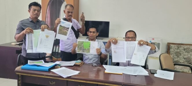 
					Sejumlah warga Nunukan yang mempertanyakan penyerobotan lahan oleh PT NBS. Kasus ini dibawa ke DPRD namun perusahaan dua kali mangkir tanpa penjelasan,