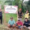 MHA Dayak Agabag memasang patok peringatan di areal HGU PT KHL. Peringatan tertulis tersebut menyatakan, lahan tersebut adalah areal tanah adat dan diminta segera dikeluarkan dari HGU.