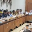 Rapat Dengar Pendapat membahas tagihan PBB terutang 5 tahun yang diterima warga Nunukan Barat. Warga mengeklaim tidak pernah melihat wujud sertifikat lahan, namun mereka dikirimi tagihan PBB.