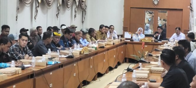 
					Rapat Dengar Pendapat membahas tagihan PBB terutang 5 tahun yang diterima warga Nunukan Barat. Warga mengeklaim tidak pernah melihat wujud sertifikat lahan, namun mereka dikirimi tagihan PBB.