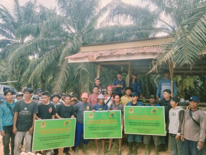 
					Masyarakat pedalaman Nunukan menggelar demo ke PT NJL, meminta penjelasan aliran uang SHU yang tak pernah diterima anggota koperasi sejak 2020,