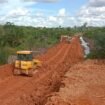 Jalan menuju Terminal Khusus (Tersus) milik PT NBS di Desa Makmur yang diklaim menyerobot lahan masyarakat,