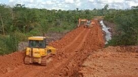 Jalan menuju Terminal Khusus (Tersus) milik PT NBS di Desa Makmur yang diklaim menyerobot lahan masyarakat,