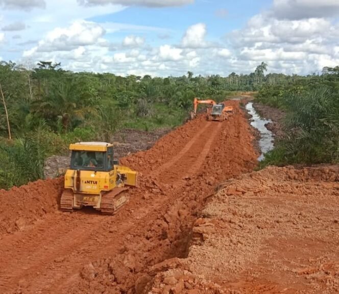 
					Jalan menuju Terminal Khusus (Tersus) milik PT NBS di Desa Makmur yang diklaim menyerobot lahan masyarakat,