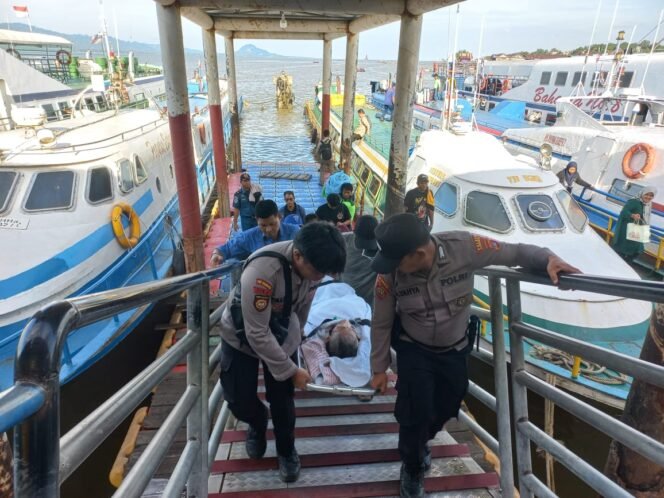 
					Penjemputan repatriasi seorang PMI yang menjadi korban penikaman di Malaysia. Korban dilarikan ke RSUD Nunukan untuk mendapatkan penanganan medis lebih lanjut.