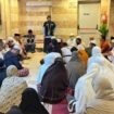 dr.Irnawati saat mengedukasi jemaah haji untuk menjaga kondisi tubuh di cuaca ekstreme Mekah,