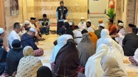 dr.Irnawati saat mengedukasi jemaah haji untuk menjaga kondisi tubuh di cuaca ekstreme Mekah,