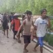 Masyarakat Mamolo menandu jenazah Dewa (17), nelayan yang jatuh ke laut pasca kapalnya disambar petir pada Minggu (22/6/2025).
