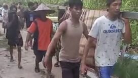 Masyarakat Mamolo menandu jenazah Dewa (17), nelayan yang jatuh ke laut pasca kapalnya disambar petir pada Minggu (22/6/2025).