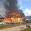 Kebakaran rumah salah satu warga Desa Binuang, Krayan. Api diduga berasal dari kabel inverter yang digunakan mengisi daya Hp.