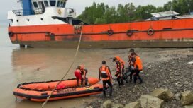 Tim SAR Nunukan bersiap melakukan pencarian Jependi, pemancing yang terpeleset di Perairan Lingkar, Nunukan Selatan,