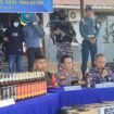 Jumpa pers penangkapan dua terduga penyelundup 444 botol Miras Malaysia, HA (35) dan L (47) di Mako LANAL Nunukan, Jumat (6/6/2025).