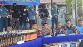 Jumpa pers penangkapan dua terduga penyelundup 444 botol Miras Malaysia, HA (35) dan L (47) di Mako LANAL Nunukan, Jumat (6/6/2025).