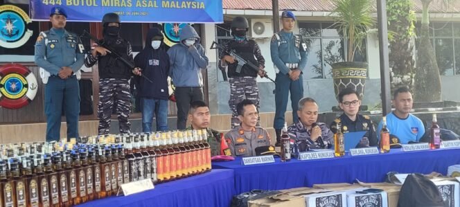 
					Jumpa pers penangkapan dua terduga penyelundup 444 botol Miras Malaysia, HA (35) dan L (47) di Mako LANAL Nunukan, Jumat (6/6/2025).