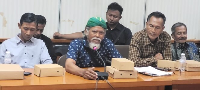 
					Sejumlah perwakilan warga transmigran SP5 Sebakis mendatangi DPRD Nunukan. Mereka berkeluh kesah sudah hampir 13 tahun belum terima lahan garapan.