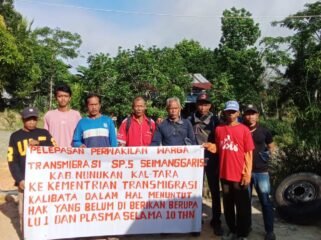 Warga transmigran SP5 Sebakis, Nunukan, Kaltara, urunan untuk memberangkatkan perwakilan ke Kementerian, mempertanyakan kejelasan nasib mereka pada 2023 lalu. Dok.Yudha.