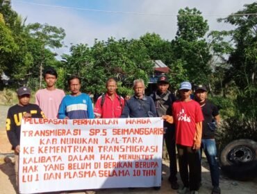 Warga transmigran SP5 Sebakis, Nunukan, Kaltara, urunan untuk memberangkatkan perwakilan ke Kementerian, mempertanyakan kejelasan nasib mereka pada 2023 lalu. Dok.Yudha.