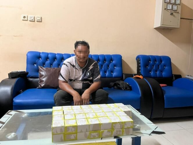 
					Tersangka penyelundup 6000 butir detonator, R (34), diamankan Satpolairud Polres Nunukan.