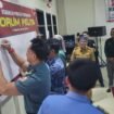 Para perwira inteligen di Nunukan menandatangani spanduk dukungan pembentukan PELITA.