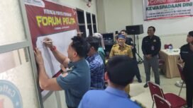 Para perwira inteligen di Nunukan menandatangani spanduk dukungan pembentukan PELITA.