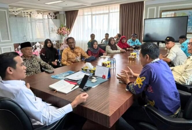 
					Audiens antara Bupati Nunukan, Irwan Sabri dan Pengurus Pramuka Nunukan membahas persiapan Nunukan sebagai tuan rumah peringatan Hari Pramuka pada 14 Agustus 2025 nanti,