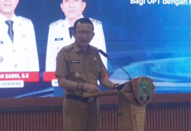 
					Wakil Bupati Nunukan, Hermanus saat memberikan sambutan dalam sosialisasi dan Bimtek Penerapan Pola Pengelolaan Keuangan BLUD (PPK-BLUD), Senin (28/7/2025). Dok.Prokopim.